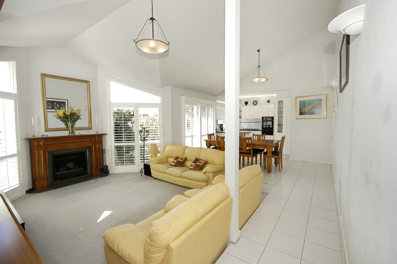 Stunning Townhouse! Picture 2