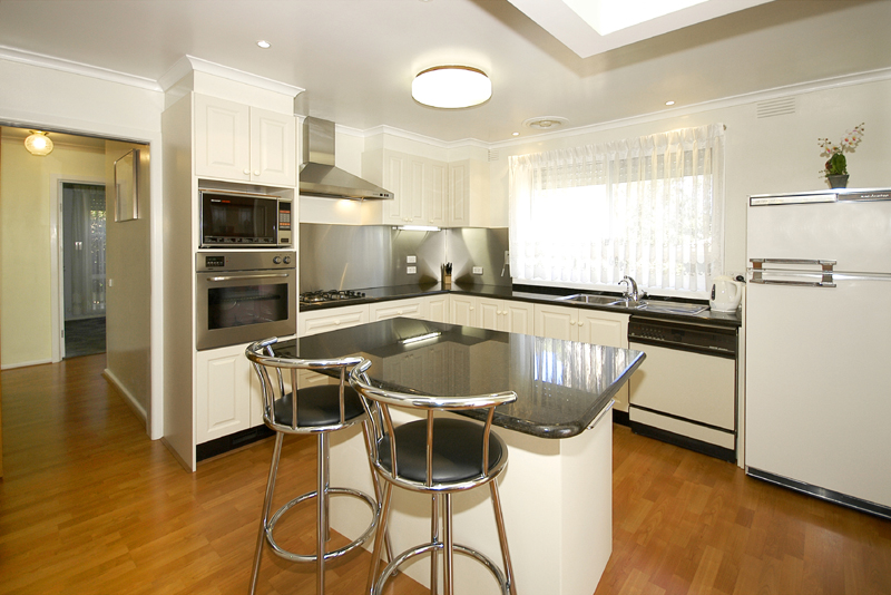 155 BRANDON PARK DRIVE, WHEELERS HILL Picture 2