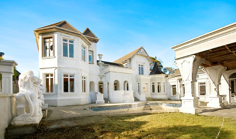 Live Like a King In Your Own Castle! Picture 1