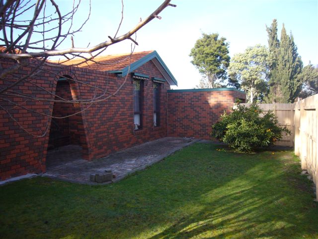 Live a stone's throw from it all... Picture 2