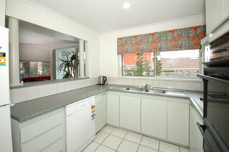 Neat as a pin & ready to move in! Picture 3