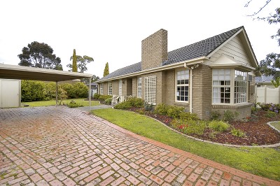 Colonial Family Charmer Picture Colonial Family Charmer Picture