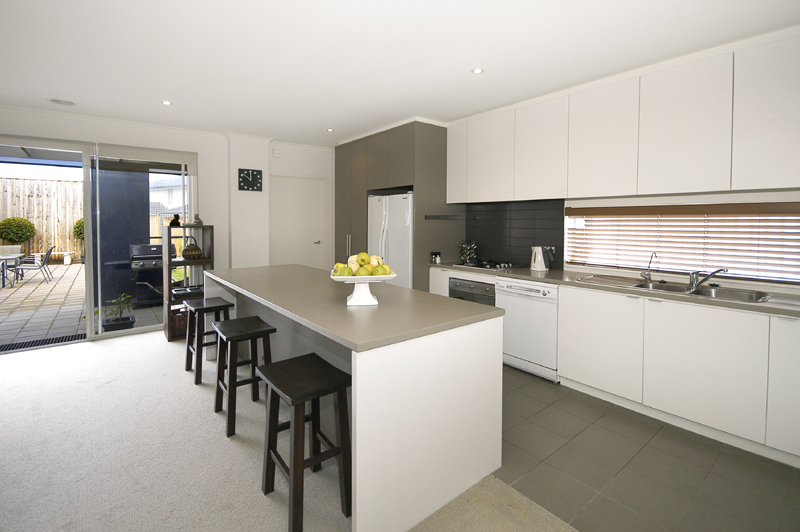 Stylish Townhouse in Waverley Park Estate Picture 2