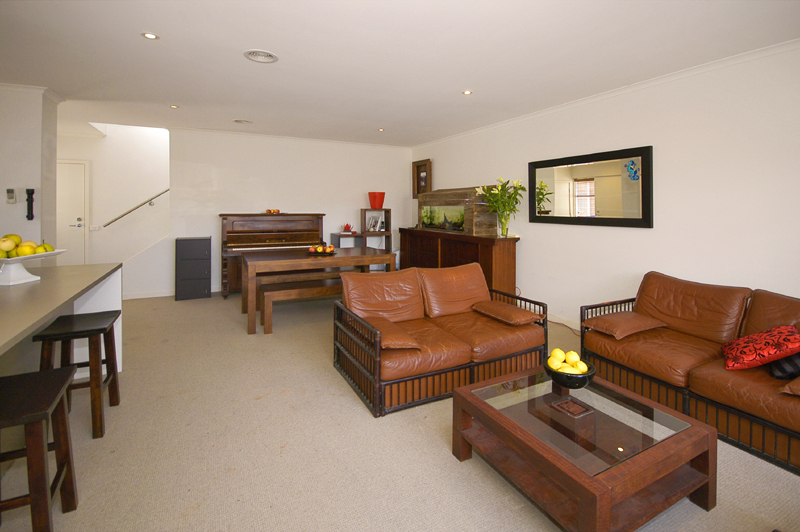 Stylish Townhouse in Waverley Park Estate Picture 3