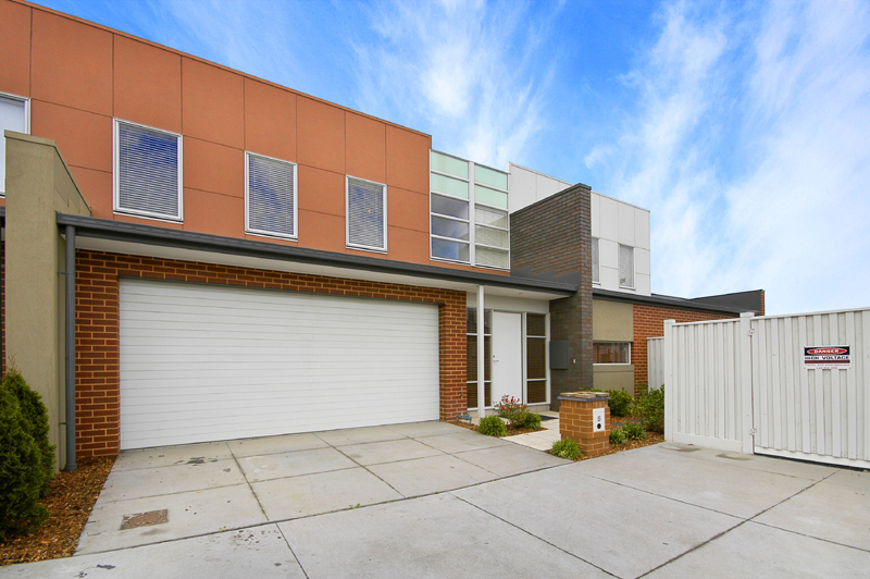 Stylish Townhouse in Waverley Park Estate Picture 1