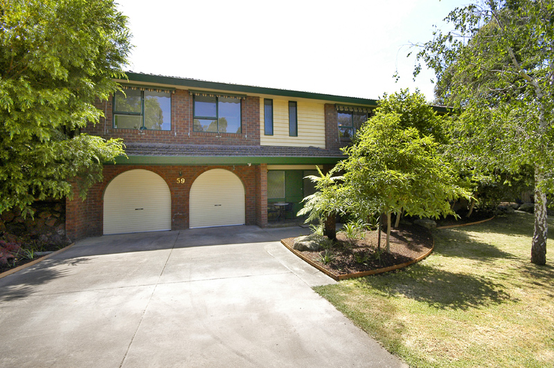 Family Living In The Golden Mile Picture 1