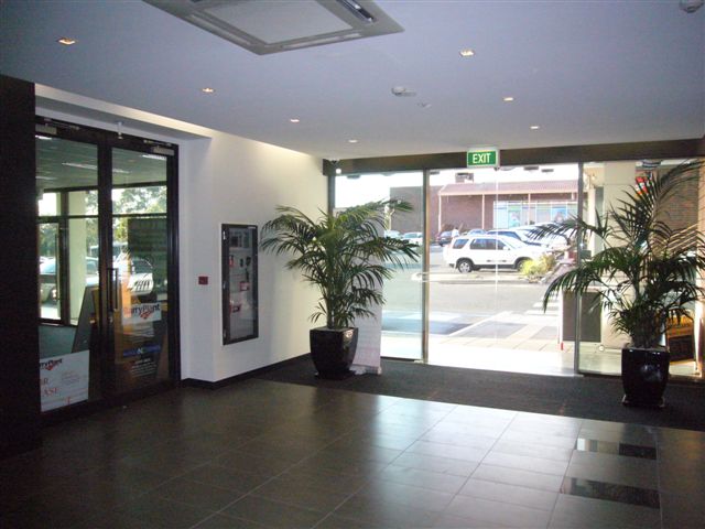 NEED TO BE SEEN? Ground floor office offering excellent street exposure! Picture 3