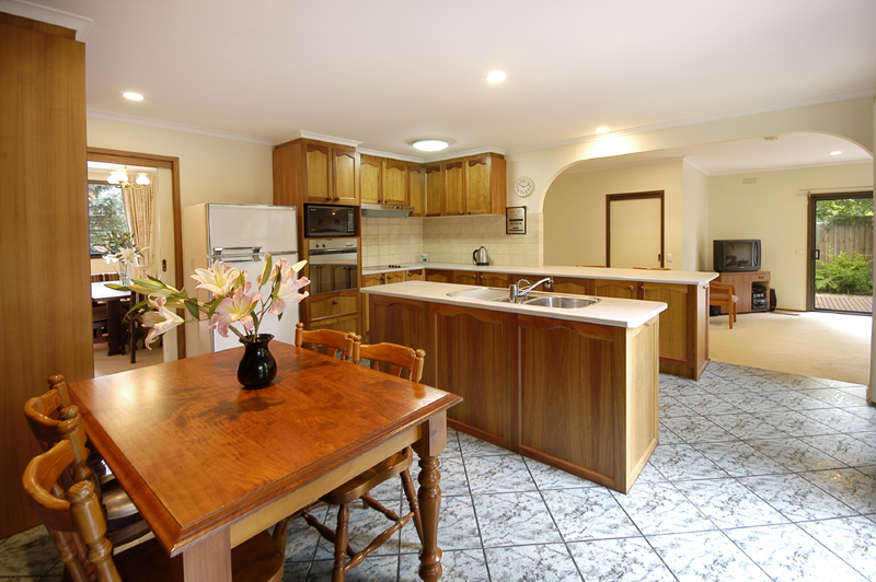 Generous Family Living In The Golden Mile! Picture 2