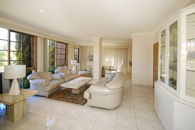 Location, Luxury And Lifestyle! Picture 3