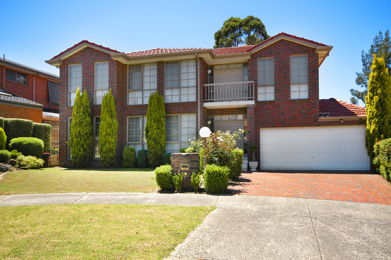 Location, Luxury And Lifestyle! Picture 1