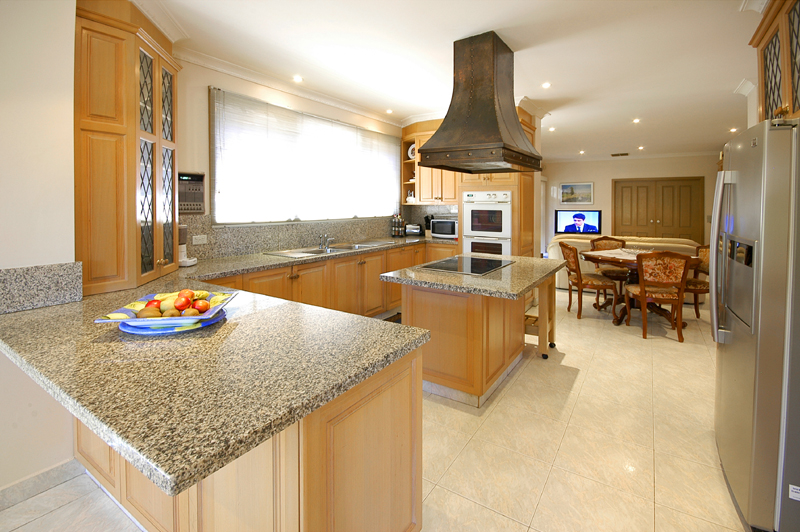 Location, Luxury And Lifestyle! Picture 2