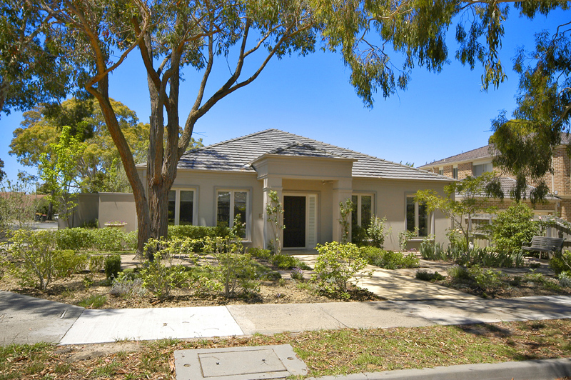 Luxury And Style In The Golden Mile! Picture 1