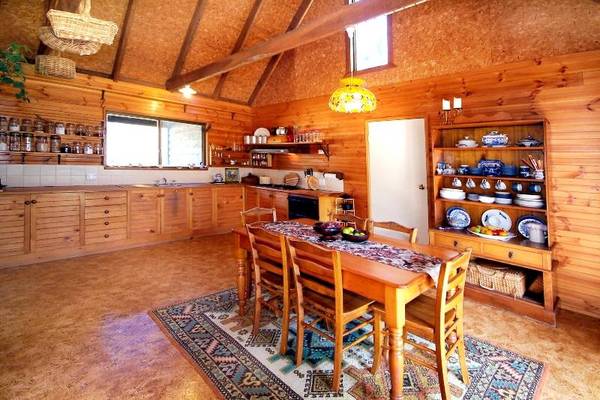 PILLAR VALLEY COTTAGE ON ACREAGE Picture 2