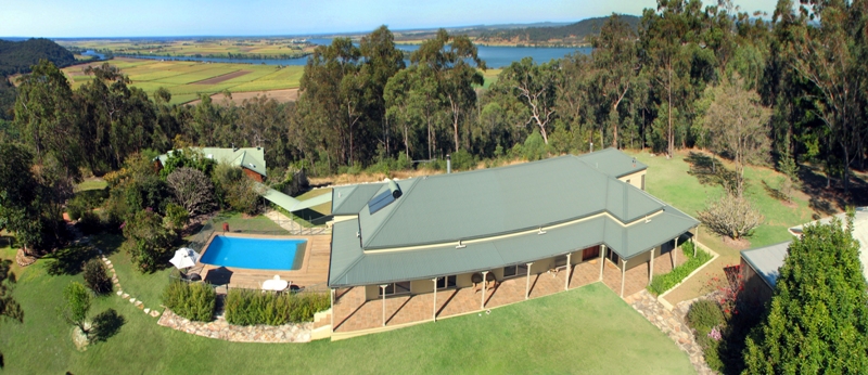 GRACIOUS COUNTRY HOMESTEAD WITH EXQUISITE 'TREE HOUSE' AS BONUS Picture 1