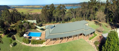 GRACIOUS COUNTRY HOMESTEAD WITH EXQUISITE 'TREE HOUSE' AS BONUS Picture