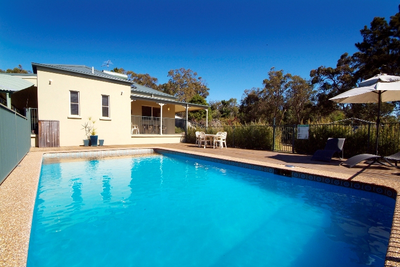 GRACIOUS COUNTRY HOMESTEAD WITH EXQUISITE 'TREE HOUSE' AS BONUS Picture 2