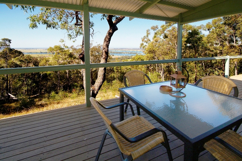 GRACIOUS COUNTRY HOMESTEAD WITH EXQUISITE 'TREE HOUSE' AS BONUS Picture 3