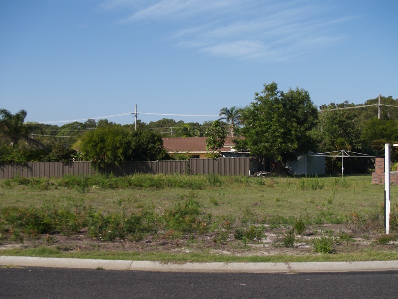 1/4 acre (approx) of beachside vacant land....your own blank canvas! Picture 3