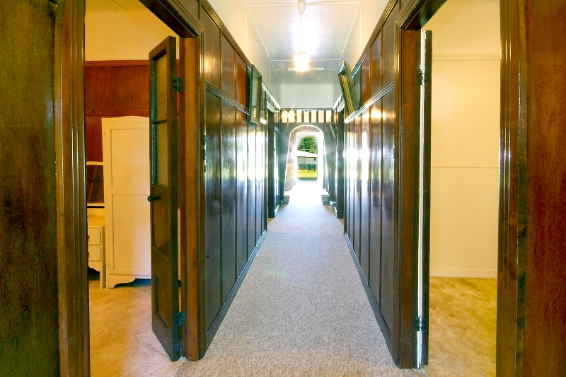 RARE COUNTRY CLASSIC...MUST BE SOLD AT AUCTION - ESTATE SALE Picture 2