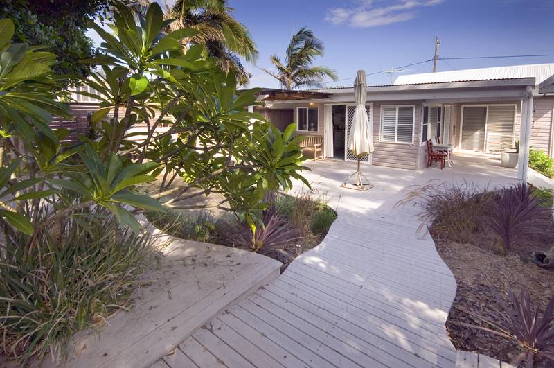 Sandcrab Manor.....beachfront cottage perfection. Picture 3