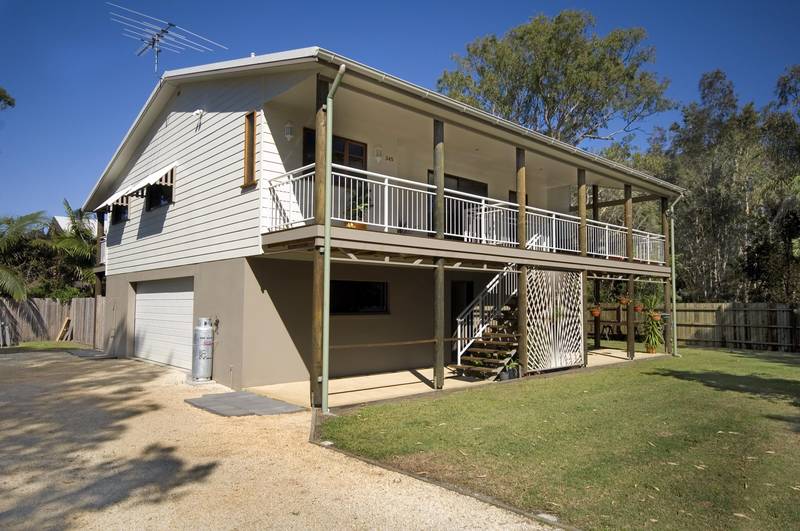 QUALITY HOME IN A LEAFY SETTING Picture 2