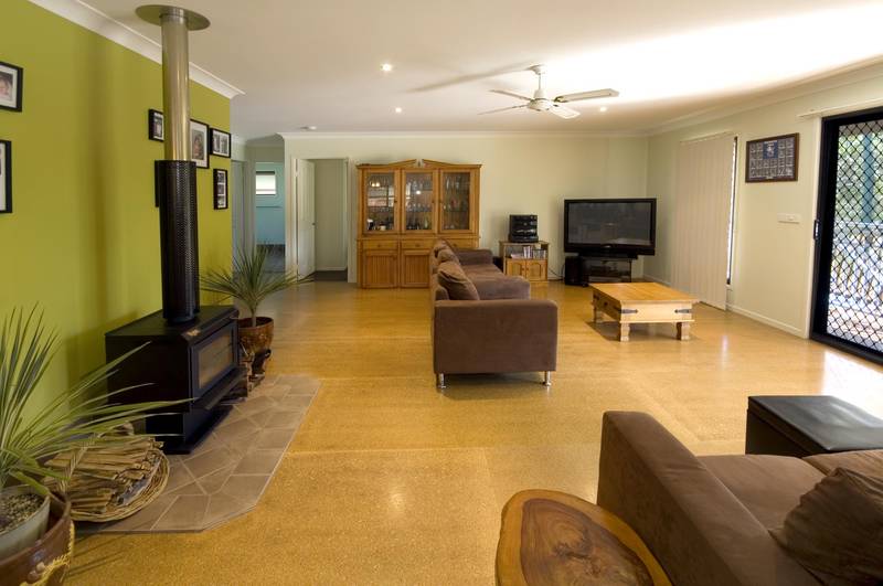 QUALITY HOME IN A LEAFY SETTING Picture 3