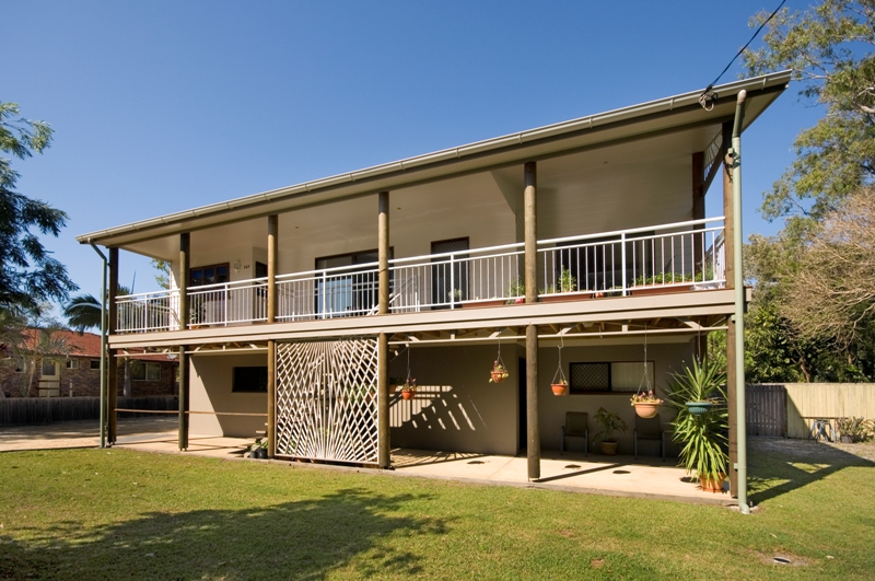 QUALITY HOME IN A LEAFY SETTING Picture 1