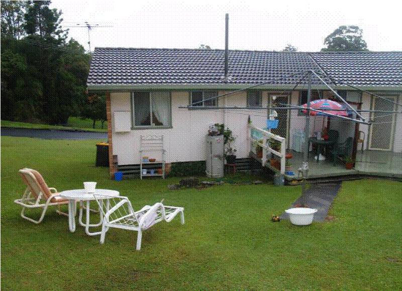 2 bedroom duplex in heart of Maclean! Picture 2