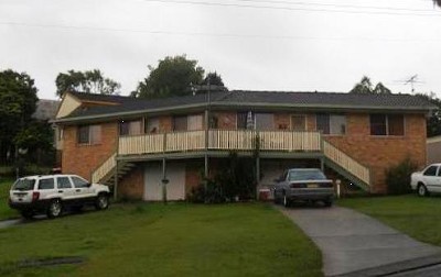 2 bedroom duplex in heart of Maclean! Picture