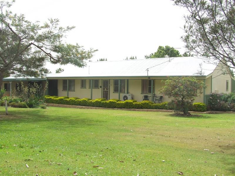 Neat House, Big Shed, Pretty Garden Setting & POOL! Lady Owner Says SELL...I Have Things To Do! Picture 2