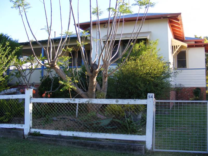Large home on fully fenced block. Handy to amenities! Picture 1