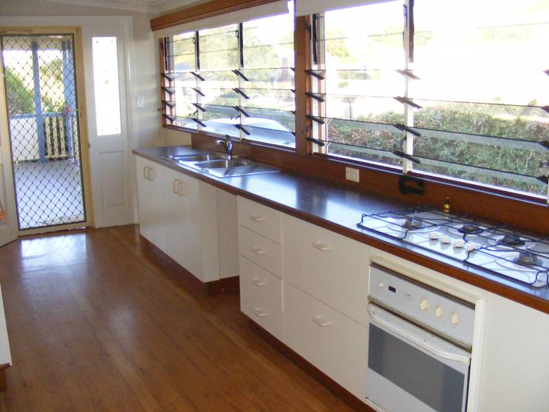 Large home on fully fenced block. Handy to amenities! Picture 3