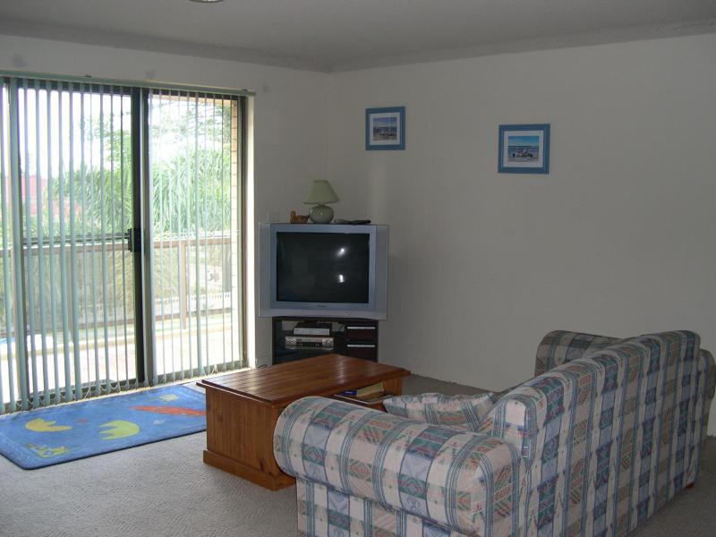 Unit 14 " Lakebridge " 4 Taree St, Tuncurry Picture 3