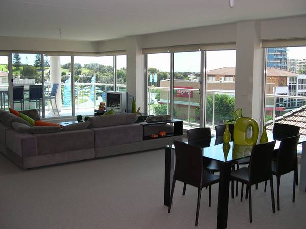 "Reef Apartments" - Luxury Waterfront LIving Picture 3