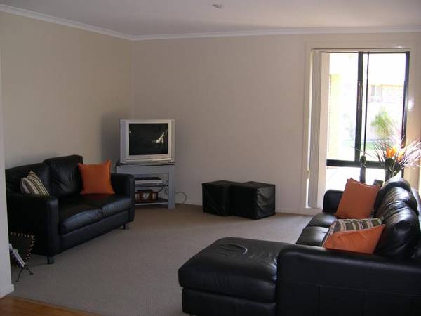 Close to beaches & shops Picture 2