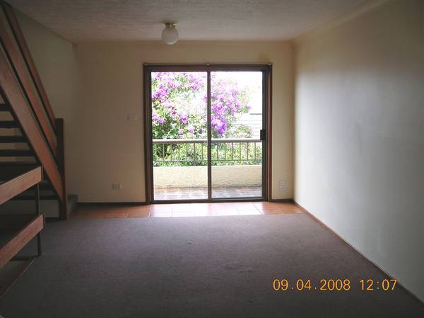 2 bedroom townhouse Picture 2