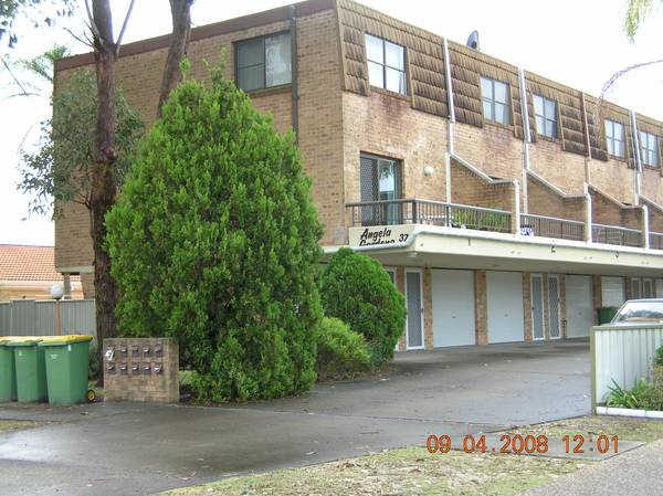 2 bedroom townhouse Picture 1