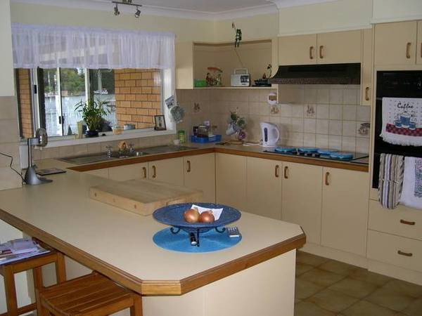 Large Waterfront 4 Bedroom Home Picture 3