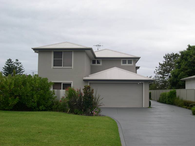 Tuncurry's Finest Townhouse Picture 1