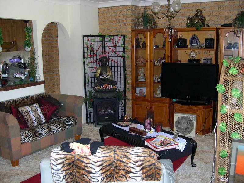 Right In The Centre Picture 3