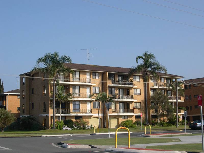 Right In The Centre Picture 1