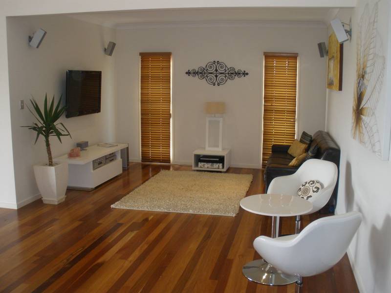 Stunning Modern Family Home Picture 3