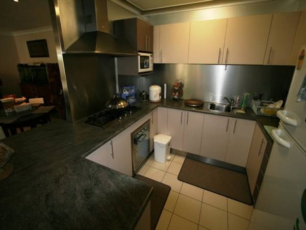 DUPLEX ON CHEVRON ISLAND Picture 3