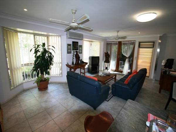 DUPLEX ON CHEVRON ISLAND Picture 2