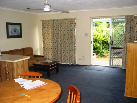 Tidy unit - Walk to shops Picture 2