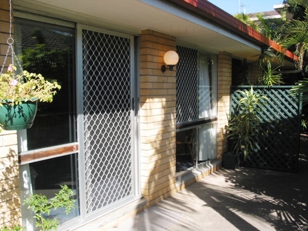 Tidy unit - Walk to shops Picture 1