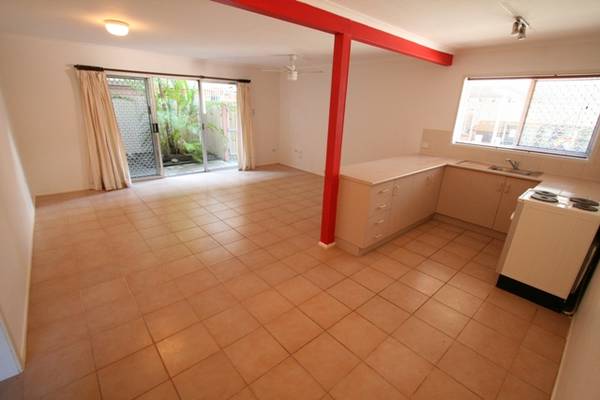 Chevron Island Apartment in Leafy Tree Studded Street Picture 3