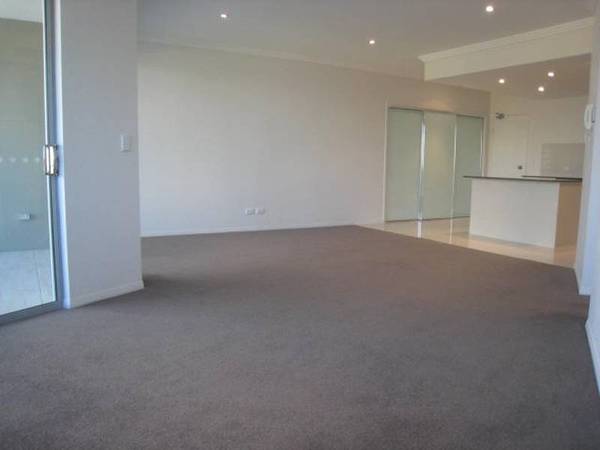 Luxury Over Sized 1 + 1 Bedroom Apartment! Picture 2