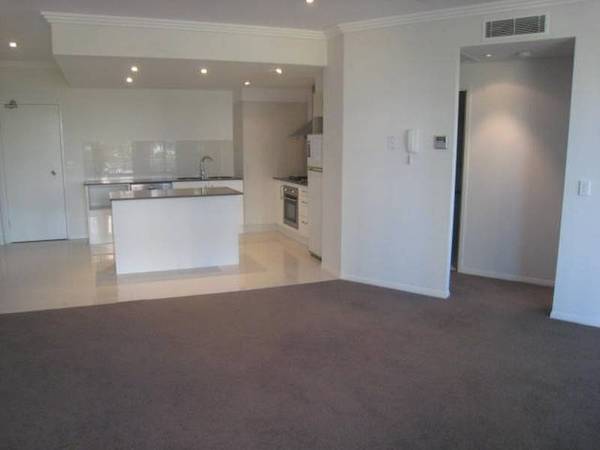 Luxury Over Sized 1 + 1 Bedroom Apartment! Picture 3