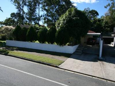 Ashmore Family Home:
On 757sqm Block Picture Ashmore Family Home:
On 757sqm Block Picture